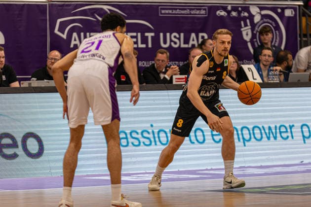 ProA, BG Goettingen vs Bozic Estriche Kirchheim Knights, Sparkassen Arena Goettingen 12 05 2026 ProA, Goettingen, Germany 12 05 2026 Lucas Mayer Bozic Estriche Kirchheim Knights, 8 on the ball, next to him Zach Jackson BG Goettingen, 21 , Barmer ProA 2 Basketball Bundesliga, Playoffs, Game of BG Goettingen vs Bozic Estriche Kirchheim Knights, Sparkassen Arena Goettingen Copyright: xBEAUTIFULxSPORTS Freudensteinx
