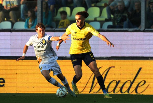 Marco BELLICH della Juve Stabia in contrasto con Yanis Massolin del Modena durante la partita di Serie B tra Modena e Juve Stabia Playoff allo stadio Alberto Braglia di Modena, Italia -martedÃ¬ 12 maggio 2026. - Calcio. (Foto di Gianni Santandrea Lapresse)  Copyright: xGiannixSantandrea LaPressex