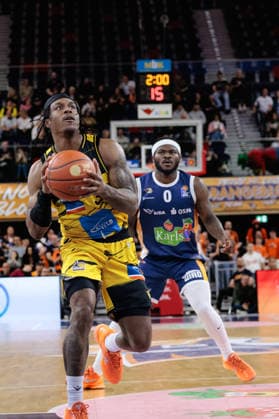 Stefan Smith MHP Riesen Ludwigsburg, 03 vs TJ Crockett Jr ROSTOCK SEAWOLVES, 00 GER, Rostock Seawolves vs MHP Riesen Ludwigsburg, easycredit BBL, Basketball, Bundesliga, Play Ins, Season 2025 2026, 12 05 2026 GER, Rostock Seawolves vs MHP Riesen Ludwigsburg, easycredit BBL, Basketball, Bundesliga, Play Ins, Season 2025 2026, 12 05 2026 Rostock Copyright: xEibner-Pressefoto DenverxEhrlichx EP_DEH