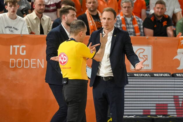 Jacques Schneider VET CONCEPT Gladiators Trier, Coach discusses with referee Gentian Cici RASTA Vechta vs VET CONCEPT Gladiators Trier, easyCredit Basketball Bundesliga, Play Ins, Season 2025 2026, 12 05 2026, RASTA Vechta vs VET CONCEPT Gladiators Trier, easyCredit Basketball Bundesliga, Play Ins, Season 2025 2026, 12 05 2026 Vechta Copyright: xEibner-Pressefoto RobertxGertzenx EP_RGN