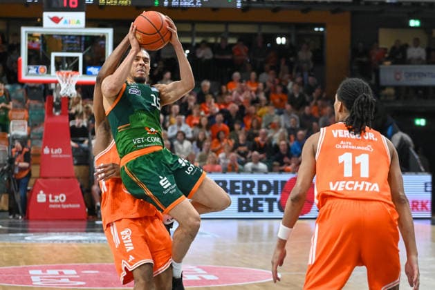 Jordan Roland VET CONCEPT Gladiators Trier, 15 vs Lloyd Pandi RASTA Vechta, 41 RASTA Vechta vs VET CONCEPT Gladiators Trier, easyCredit Basketball Bundesliga, Play Ins, 2025 2026 season, 12 05 2026, RASTA Vechta vs VET CONCEPT Gladiators Trier, easyCredit Basketball Bundesliga, Play Ins, 2025 2026 season, 12 05 2026 Vechta Copyright: xEibner-Pressefoto RobertxGertzenx EP_RGN
