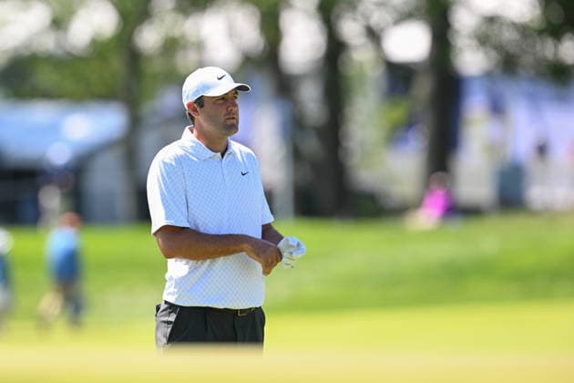 NEWTON SQUARE, PA - MAY 12: Scottie Scheffler of United States of America looks on during the 2026 PGA, Golf Herren Championship on May 12th, 2026 at Aronimink Golf Club in Newtown Square, PA.(Photo by Terence Lewis Icon Sportswire) GOLF: MAY 12 PGA PGA Championship EDITORIAL USE ONLY Icon260512075