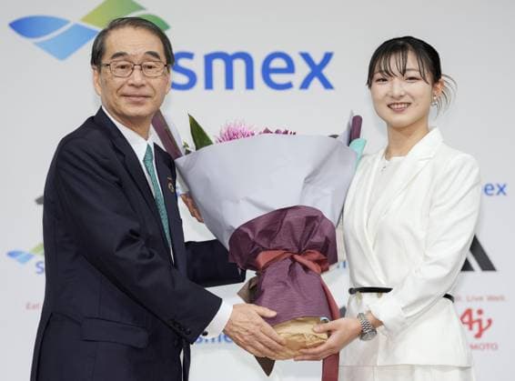 Figure skating, Eiskunstlauf Sakamoto at retirement press conference, PK, Pressekonferenz Japan s Kaori Sakamoto (R), a two-time women s figure skating Olympic medalist and four-time world champion, receives flowers from Hisashi Ietsugu, chairperson and CEO of Sysmex Corp., the sponsor of Sakamoto, during her retirement press conference at a hotel in Kobe, Hyogo Prefecture in western Japan, on May 13, 2026.  A14AA0005548693P
