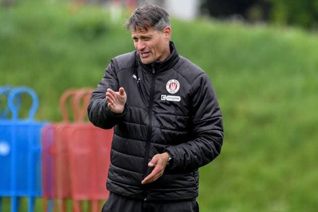 Trainer Alexander Blessin ( Pauli ) Deutschland , Hamburg , Trainingsgelände an der Kollaustrasse , Fussball , 1. Bundesliga , Training des FC St Pauli *** Coach Alexander Blessin Pauli Germany , Hamburg , Training ground at Kollaustrasse , Football , 1 Bundesliga , Training of FC St Pauli