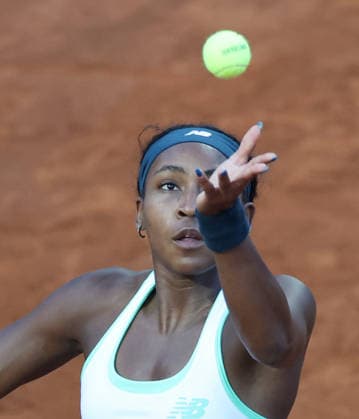 (260513) -- ROME, May 13, 2026 -- Coco Gauff of the United States serves during the women s singles quarterfinal between Coco Gauff of the United States and Mirra Andreeva of Russia at the WTA, Tennis Damen Italian Open in Rome, Italy, May 12, 2026. ) (SP)ITALY-ROME-TENNIS-WTA-ITALIAN OPEN LixJing 