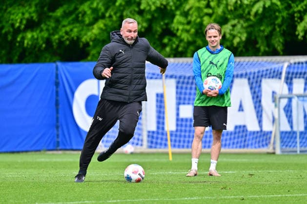 13.05.2026, Fußball, Herren, 2.BL, Saison 2025 2026, Training Holstein Kiel Trainer Tim Walter will selbst nochmal kicken, bzw Elfmeter schießen mit Trickschuss Kiel, Projensdorf Projensdorf, Trainigsplatz Schleswig-Holstein Deutschland *** 13 05 2026, Football, Men, 2 BL, Season 2025 2026, Training Holstein Kiel Coach Tim Walter wants to kick again himself, or shoot penalties with trick shot Kiel, Projensdorf Projensdorf, Training ground Schleswig Holstein Germany
