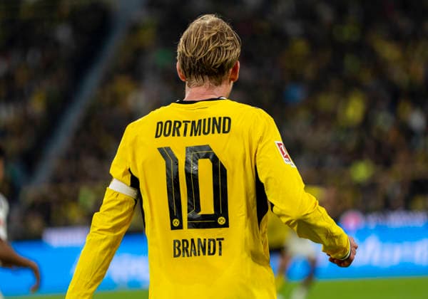 Julian BRANDT (Borussia Dortmund, 10) Rückenansicht. Borussia Dortmund - Eintracht Frankfurt, 33. Spieltag, 1. Bundesliga in Dortmund, Signal Iduna Park DFL regulations prohibit any use of photographs as image sequences and or quasi-video. *** Julian BRANDT Borussia Dortmund, 10 Back view Borussia Dortmund Eintracht Frankfurt, 33 Matchday, 1 Bundesliga in Dortmund, Signal Iduna Park DFL regulations prohibit any use of photographs as image sequences and or quasi video Copyright: HMBxMedia xMarcoxBader