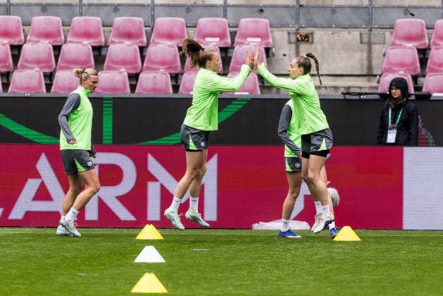 Final training VfL Wolfsburg 13 05 2026 Vivien Endemann VfL Wolfsburg, 25 and Sophia Kleinherne VfL Wolfsburg, 4 clap off DFB Pokal 46 Womens Final, VfL Wolfsburg FC Bayern Munich, Final training VfL Wolfsburg, Cologne, RheinEnergiestadion on 13 05 2026 Copyright: xBEAUTIFULxSPORTS Wunderlx