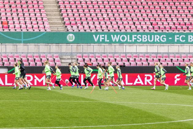 Final training VfL Wolfsburg 13 05 2026 The VfL Wolfsburg players warm up for the DFB Cup 46 Womens Final, VfL Wolfsburg FC Bayern Munich, Final training VfL Wolfsburg, Cologne, RheinEnergiestadion on 13 05 2026 Copyright: xBEAUTIFULxSPORTS Wunderlx