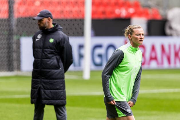 Final training VfL Wolfsburg 13 05 2026 Alexandra Popp VfL Wolfsburg, 11 , in the background Stephan Lerch Coach VfL Wolfsburg DFB Pokal 46 Final Women, VfL Wolfsburg FC Bayern Munich, Final training VfL Wolfsburg, Cologne, RheinEnergiestadion on 13 05 2026 Copyright: xBEAUTIFULxSPORTS Wunderlx