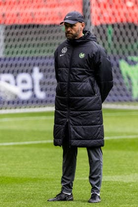 Final training VfL Wolfsburg 13 05 2026 Stephan Lerch Coach VfL Wolfsburg watches the training DFB Pokal 46 Final of the women, VfL Wolfsburg FC Bayern Munich, Final training VfL Wolfsburg, Cologne, RheinEnergiestadion on 13 05 2026 Copyright: xBEAUTIFULxSPORTS Wunderlx