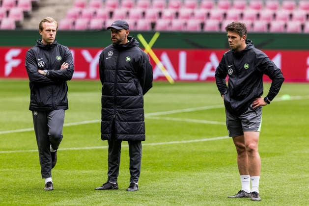 Final training VfL Wolfsburg 13 05 2026 Stephan Lerch Coach VfL Wolfsburg surrounded by his coaching team DFB Cup 46 Womens Final, VfL Wolfsburg FC Bayern Munich, Final training VfL Wolfsburg, Cologne, RheinEnergiestadion on 13 05 2026 Copyright: xBEAUTIFULxSPORTS Wunderlx