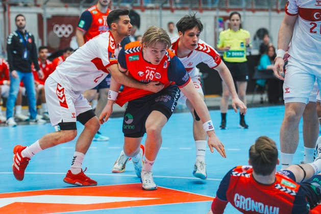 World Championship qualification men s handball Norway Turkey Gjovik 20260513 Turkey s Enis Harun Hacioglu left and August Baskar Pedersen during the World Championship qualifying match in men s handball between Norway and Turkey in Gjovik Olympic Mountain Hall Photo Stian Lysberg Solum NTB Gjovik Norway EDITORIAL USE ONLY RESTRICTED USE FOR BETTING COMPANIES  Copyright: xStianxLysbergxSolumx xNTBx