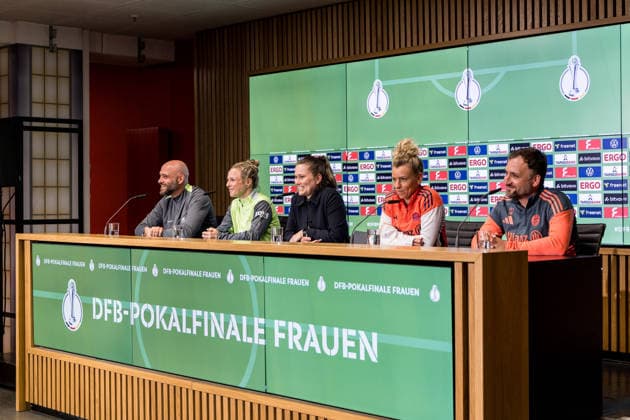 Press Conference 46 DFB Cup Final Women 13 05 2026 Stephan Lerch Coach VfL Wolfsburg , Svenja Huth VfL Wolfsburg 10 , Anne Christin Gossner DFB , Linda Dallmann FC Bayern Munich, 10 and Jose Barcala FC Bayern Munich, Coach during the Press Conference DFB Cup 46 Final Women, VfL Wolfsburg FC Bayern Munich, Press Conference, Cologne, RheinEnergiestadion on 13 05 2026 Copyright: xBEAUTIFULxSPORTS Wunderlx