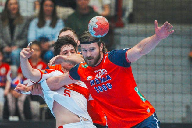World Championship qualification men s handball Norway Turkey Gjovik 20260513 Turkey s Sadik Emre Herseklioglu left and Vetle Ronningen during the World Championship qualifying match in men s handball between Norway and Turkey in Gjovik Olympic Mountain Hall Photo Stian Lysberg Solum NTB Gjovik Norway EDITORIAL USE ONLY RESTRICTED USE FOR BETTING COMPANIES  Copyright: xStianxLysbergxSolumx xNTBx