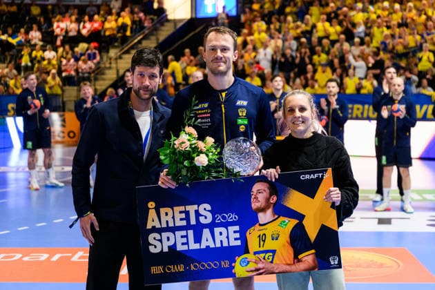 260513 Felix Claar of Sweden is awarded player of the year ahead of the international friendly handball match between Sweden and Croatia on May 13, 2026 in Kristianstad Photo Petter Arvidson BILDBYRAN kod PA PA1213 handball handboll handball träningsmatch sverige sweden croatia friendly match sverige bbeng sverige sweden  Copyright: PETTERxARVIDSON BB260513PA046