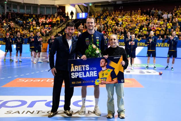 260513 Felix Claar of Sweden is awarded player of the year ahead of the international friendly handball match between Sweden and Croatia on May 13, 2026 in Kristianstad Photo Petter Arvidson BILDBYRAN kod PA PA1213 handball handboll handball träningsmatch sverige sweden croatia friendly match sverige bbeng sverige sweden  Copyright: PETTERxARVIDSON BB260513PA047