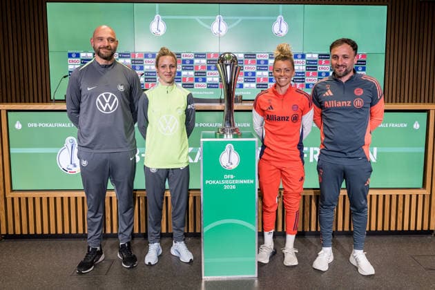 Press conference 46 DFB Cup Womens Final 13 05 2026 Stephan Lerch coach VfL Wolfsburg , Svenja Huth VfL Wolfsburg 10 , Linda Dallmann FC Bayern Munich, 10 and Jose Barcala FC Bayern Munich, coach pose with the DFB Cup Womens DFB Cup 46 Final, VfL Wolfsburg FC Bayern Munich, press conference, Cologne, RheinEnergiestadion on 13 05 2026 Copyright: xBEAUTIFULxSPORTS Wunderlx
