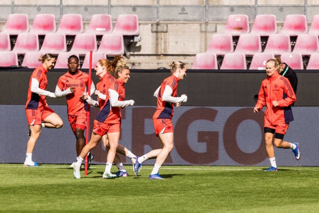 Final training session FC Bayern Munich 13 05 2026 Warm-up Linda Dallmann FC Bayern Munich, 10 , Franziska Kett FC Bayern Munich, 20 DFB Cup 46 Womens Final, VfL Wolfsburg FC Bayern Munich, Final training session FC Bayern Munich, Cologne, RheinEnergiestadion on 13 05 2026 Copyright: xBEAUTIFULxSPORTS Wunderlx