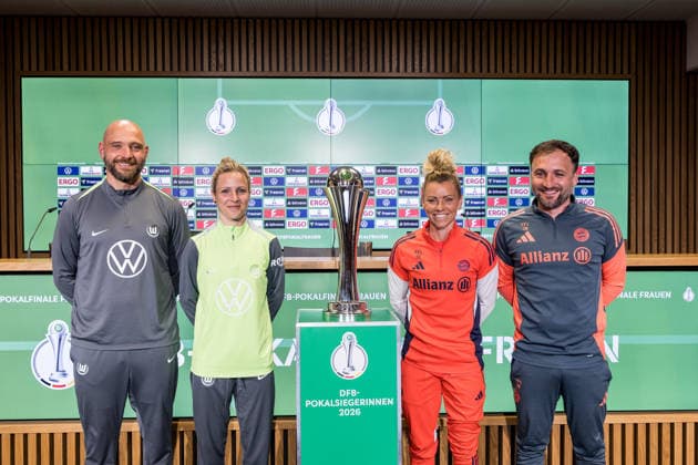 Press conference 46 DFB Cup Womens Final 13 05 2026 Stephan Lerch coach VfL Wolfsburg , Svenja Huth VfL Wolfsburg 10 , Linda Dallmann FC Bayern Munich, 10 and Jose Barcala FC Bayern Munich, coach pose with the DFB Cup Womens DFB Cup 46 Final, VfL Wolfsburg FC Bayern Munich, press conference, Cologne, RheinEnergiestadion on 13 05 2026 Copyright: xBEAUTIFULxSPORTS Wunderlx