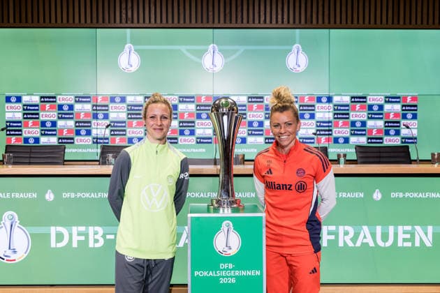 Press conference 46 DFB Cup Womens Final 13 05 2026 Svenja Huth VfL Wolfsburg 10 and Linda Dallmann FC Bayern Munich, 10 pose with the DFB Cup Womens DFB Cup 46 Womens Final, VfL Wolfsburg FC Bayern Munich, Press conference, Cologne, RheinEnergiestadion on 13 05 2026 Copyright: xBEAUTIFULxSPORTS Wunderlx