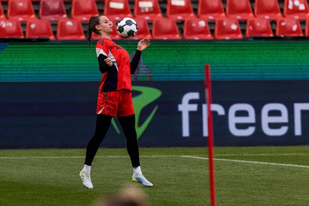 Final training FC Bayern Munich 13 05 2026 Ena Mahmutovic FC Bayern Munich, 32 takes the ball DFB Pokal 46 Womens Final, VfL Wolfsburg FC Bayern Munich, Final training FC Bayern Munich, Cologne, RheinEnergiestadion on 13 05 2026 Copyright: xBEAUTIFULxSPORTS Wunderlx