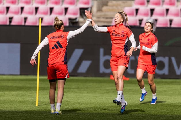 Final training FC Bayern Munich 13 05 2026 Carolin Simon FC Bayern Munich, 30 and Giulia Gwinn FC Bayern Munich, 7 clap off DFB Pokal 46 Final of the women, VfL Wolfsburg FC Bayern Munich, Final training FC Bayern Munich, Cologne, RheinEnergiestadion on 13 05 2026 Copyright: xBEAUTIFULxSPORTS Wunderlx