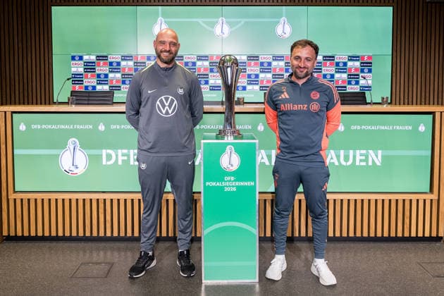 Press conference 46 DFB Cup Womens Final 13 05 2026 Stephan Lerch coach VfL Wolfsburg and Jose Barcala FC Bayern Munich, coach pose with the DFB Cup Womens DFB Cup 46 Womens Final, VfL Wolfsburg FC Bayern Munich, press conference, Cologne, RheinEnergiestadion on 13 05 2026 Copyright: xBEAUTIFULxSPORTS Wunderlx