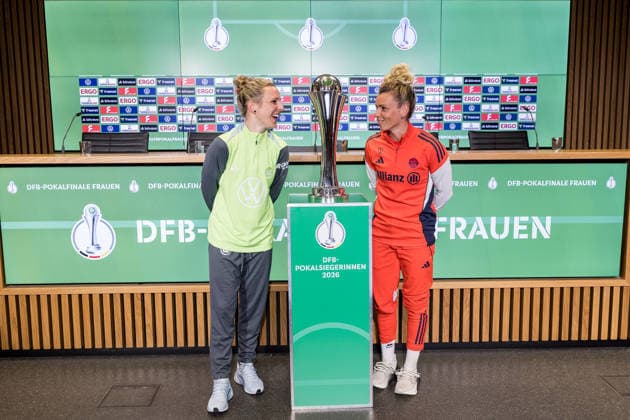 Press conference 46 DFB Cup Womens Final 13 05 2026 Svenja Huth VfL Wolfsburg 10 and Linda Dallmann FC Bayern Munich, 10 pose with the DFB Cup Womens DFB Cup 46 Womens Final, VfL Wolfsburg FC Bayern Munich, Press conference, Cologne, RheinEnergiestadion on 13 05 2026 Copyright: xBEAUTIFULxSPORTS Wunderlx