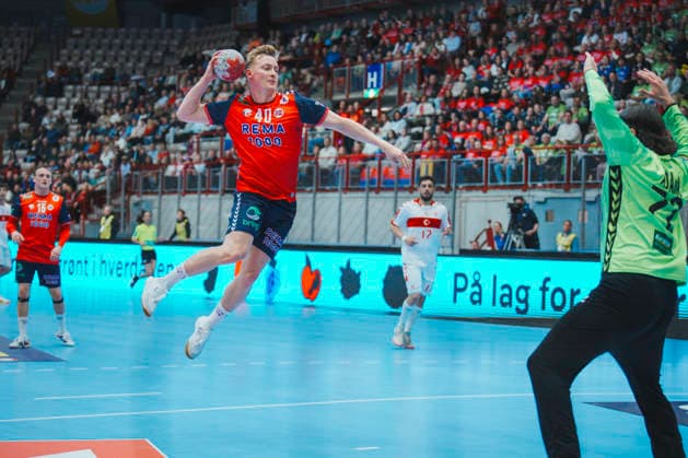 World Championship qualification men s handball Norway Turkey Gjovik 20260513 August Baskar Pedersen and Turkey s Can Adanir during the World Championship qualifying match in men s handball between Norway and Turkey in Gjovik Olympic Mountain Hall Photo Stian Lysberg Solum NTB Gjovik Norway EDITORIAL USE ONLY RESTRICTED USE FOR BETTING COMPANIES  Copyright: xStianxLysbergxSolumx xNTBx