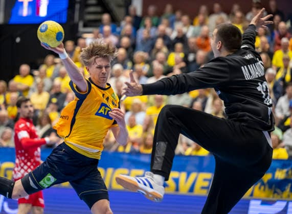 KRISTIANSTAD 2026 05 13 Sweden s Leon HalÃ n shoots against Croatia s goalkeeper Matej Mandic during Wednesday s international handball match between Sweden and Croatia in Kristianstad Arena KRISTIANSTAD SWEDEN x50090x  Copyright: xJohanxNilssonx xTTx HANDBALL SWEDEN-CROATIA