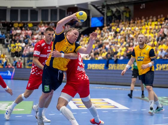 KRISTIANSTAD 2026 05 13 Sweden s Axel Mansson tries to push through the Croatian defense line during Wednesday s international handball match between Sweden and Croatia in Kristianstad Arena KRISTIANSTAD SWEDEN x50090x  Copyright: xJohanxNilssonx xTTx HANDBALL SWEDEN-CROATIA