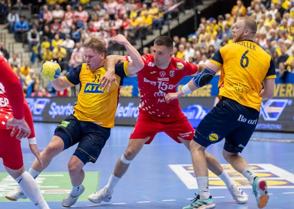 KRISTIANSTAD 2026 05 13 Croatia s Leon Ljevar between Sweden s Axel Mansson and Felix Möller during Wednesday s international handball match between Sweden and Croatia in Kristianstad Arena KRISTIANSTAD SWEDEN x50090x  Copyright: xJohanxNilssonx xTTx HANDBALL SWEDEN-CROATIA