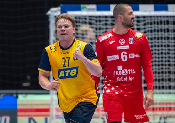 KRISTIANSTAD 2026 05 13 Sweden s Axel Mansson celebrates after scoring a goal in front of Croatia s Mario Sostaric during Wednesday s international handball match between Sweden and Croatia in Kristianstad Arena KRISTIANSTAD SWEDEN x50090x  Copyright: xJohanxNilssonx xTTx HANDBALL SWEDEN-CROATIA