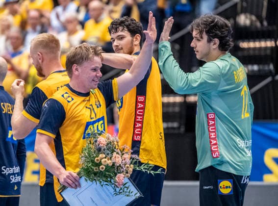 KRISTIANSTAD 2026 05 13 Sweden s Nikola Roganovic and goalkeeper Marko Roganovic give a high five to player of the match Axel Mansson after Wednesday s international handball match between Sweden and Croatia in Kristianstad Arena KRISTIANSTAD SWEDEN x50090x  Copyright: xJohanxNilssonx xTTx HANDBALL SWEDEN-CROATIA