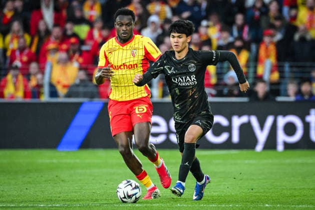 May 13, 2026, Lens, France, France: Samson BAIDOO of Lens and Dro FERNANDEZ of PSG during the Ligue 1 match between RC Lens and Paris Saint-Germain (PSG) at Bollaert-Delelis Stadium on May 13, 2026 in Lens, France. Lens France - ZUMAm308 20260513_zsp_m308_001 Copyright: xMatthieuxMirvillex