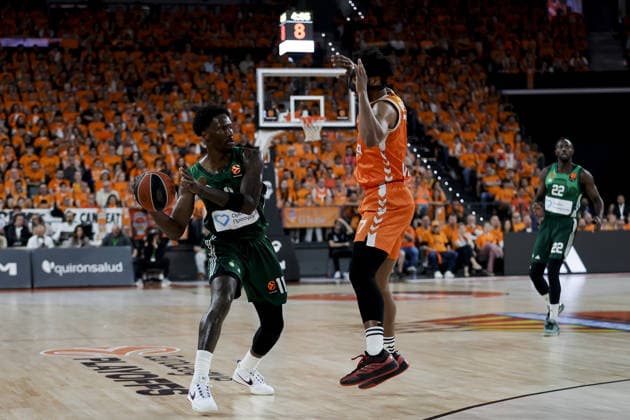 Valencia Basket v Panathinaikos AKTOR - EuroLeague VALENCIA , SPAIN - MAY 13: Nigel Hayes-davis and Reuvers during Euroleague match between Valencia Basket and Panathinaikos AKTOR Athens at Roig Arena on May 13, 2026. Jose Miguel Fernandez Anadolu Valencia Spain. Editorial use only. Please get in touch for any other usage.  Copyright: x2026xAnadoluxJosexMiguelxFernandezx