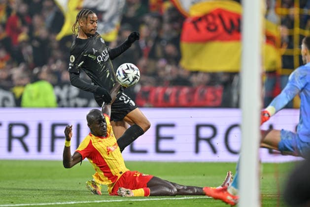 260513 RC Lens vs PSG Malang Sarr (20) of RC Lens defending on Bradley Barcola (29) of PSG during the French Mc Donalds Ligue 1 season 2025 - 2026 matchday 29 game between Racing Club De Lens and Paris Saint-Germain on May 13 , 2026 in Lens, France. (Photo by David Catry Isosport) Lens France  Copyright: xDavidxCatryx 20260513DC2_3418