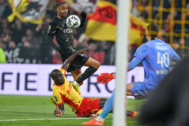 260513 RC Lens vs PSG Malang Sarr (20) of RC Lens defending on Bradley Barcola (29) of PSG during the French Mc Donalds Ligue 1 season 2025 - 2026 matchday 29 game between Racing Club De Lens and Paris Saint-Germain on May 13 , 2026 in Lens, France. (Photo by David Catry Isosport) Lens France  Copyright: xDavidxCatryx 20260513DC2_3420