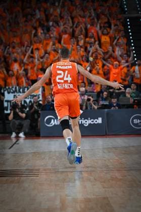 ESP Valencia Basket v Panathinaikos AKTOR Athens PlayOff Euroleague Matthew Costello of Valencia celebrates during the Euroleague match, playoff Game 5, between Valencia Basket and Panathinaikos AKTOR Athens played at Roig Arena Stadium on May 13 2026 in Valencia Valencia Spain Valencia Spain Basketball Copyright: xAgenciaxLOFx