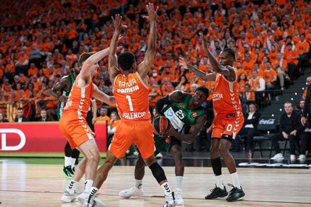 May 13, 2026, Valencia, Valencia, Spain: Kameron Taylor and Kameron Taylor of Valencia Basket, Kendrick Nunn of Panathinaikos AKTOR Athens and Brancou Badio, of Valencia Basket in action during the EuroLeague Play Off Game 5 match between Valencia Basket and Panathinaikos Aktor Athens at Roig Arena on May 13, 2026 in Valencia, Spain. Valencia Spain - ZUMAa181 20260513_zaa_a181_213 Copyright: xIrinaxR.xHipolitox