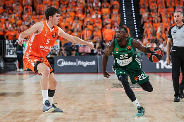 May 13, 2026, Valencia, Valencia, Spain: Sergio de Larrea of Valencia Basket and Jerian Grant of Panathinaikos AKTOR Athens in action during the EuroLeague Play Off Game 5 match between Valencia Basket and Panathinaikos Aktor Athens at Roig Arena on May 13, 2026 in Valencia, Spain. Valencia Spain - ZUMAa181 20260513_zaa_a181_255 Copyright: xIrinaxR.xHipolitox