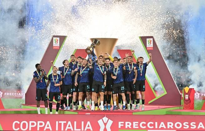 Foto IPP Felice De Martino Roma 13 05 2026 Calcio Coppa Italia 2025-2026 - Finale Lazio - Inter 0-2 Nella foto: al centro Lautaro Martinez festeggia la vittoria sollevando il trofeo insieme ai compagni Italy Photo Press World Copyright italy ITALY  Copyright: xR4924_italyphotopressx