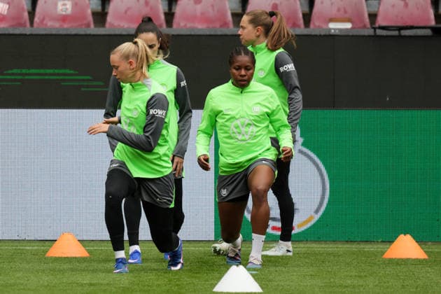 13 05 2026, xgrfx, Football DFB Cup Final, VfL Wolfsburg Press Conference and Final Training v l Ella Peddemors, Lineth Beerensteyn VfL Wolfsburg DFL DFB REGULATIONS PROHIBIT ANY USE OF PHOTOGRAPHS as IMAGE SEQUENCES and or QUASI VIDEO Cologne