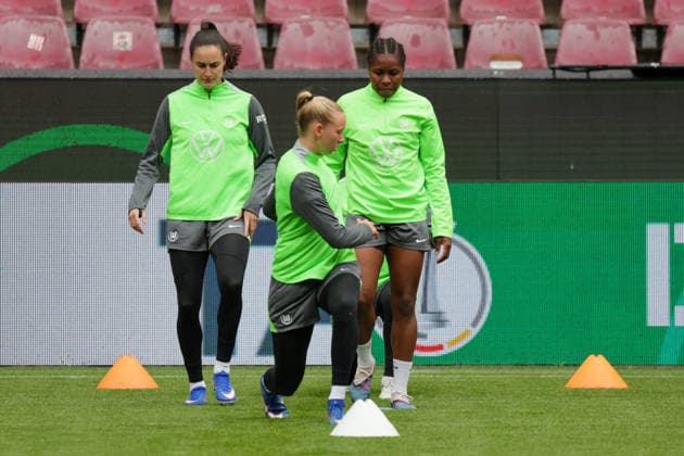 13 05 2026, xgrfx, Football DFB Cup Final, VfL Wolfsburg Press Conference and Final Training v l Ella Peddemors, Lineth Beerensteyn VfL Wolfsburg DFL DFB REGULATIONS PROHIBIT ANY USE OF PHOTOGRAPHS as IMAGE SEQUENCES and or QUASI VIDEO Cologne