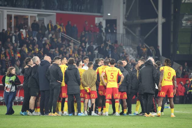 FOOTBALL : RC Lens vs Paris Saint-Germain - Ligue 1 J29 - 13 05 2026 Equipe du RC Lens apres sa dÃ faite lors du match RC Lens vs Paris Saint-Germain, Ligue 1 J29, stade Bollaert-Delelis, le 13 mai 2026 - photo Laurent Sanson PsnewZ  Copyright: xLaurentxSANSONx xPsnewZx