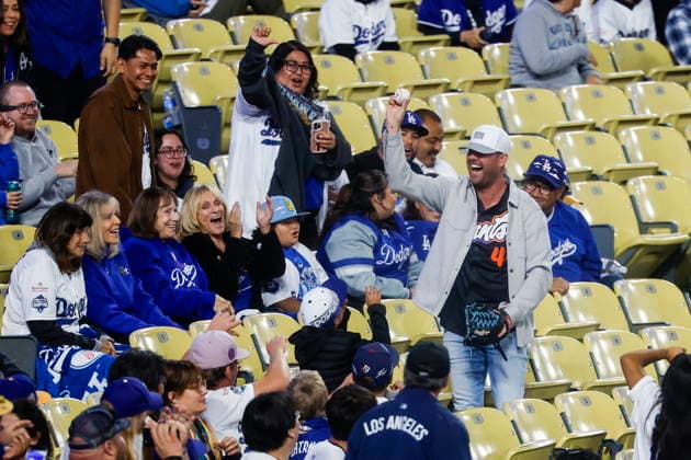MLB, Baseball Herren, USA - Los Angeles Dodgers vs San Francisco Giants Dodgers fans react when a Giants fan catches a foul ball during the ninth inning of an MLB game between the Los Angeles Dodgers and the San Francisco Giants at Uniqlo Field at Dodger Stadium in Los Angeles, California, USA, 13 May 2026. LOS ANGELES CALIFORNIA United States  Copyright: xCHRISxTORRESx
