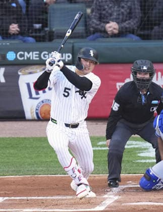 Baseball: Royals vs. White Sox Munetaka Murakami of the Chicago White Sox hits a single in the first inning of a baseball game against the Kansas City Royals at Rate Field in Chicago on May 13, 2026.  A14AA0005555072P