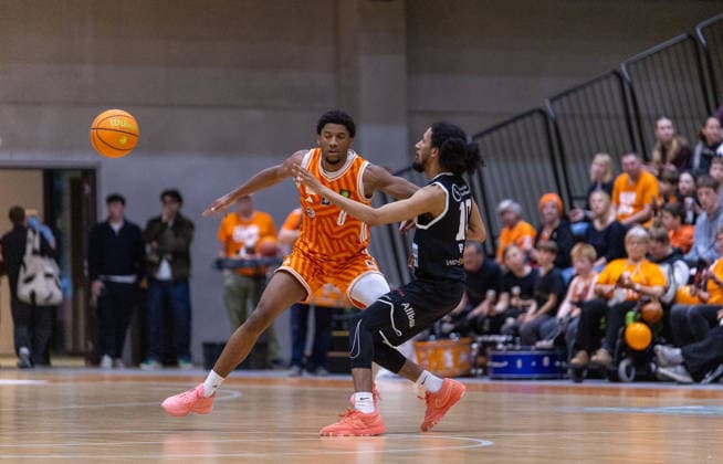 Namori Omog (OrangeAcademy Ulm, 00) gegen Mychael Paulo (ETB Miners, 10). OrangeAcademy Ulm vs ETB Miners Essen , Basketball,Barmer Basketball 2. Bundesliga ProB, Play-Offs Finale, Saison 2025 2026, 13.05.2026, OrangeAcademy Ulm vs ETB Miners Essen , Basketball,Barmer Basketball 2. Bundesliga ProB, Play-Offs Finale, Saison 2025 2026, 13.05.2026 Neu-Ulm Copyright: xEibner-Pressefoto DavidexDixGiovx EP_DGI