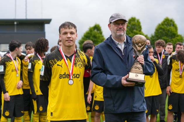 Thursday, 14 05 2026 Season 2025 2026 Final U17 Westfalenpokal at BVB Fußballpark Hohenbuschei, Dortmund, Germany BV Borussia Dortmund U17 VfL Bochum U17 Semih Kaymak BVB at the trophy presentation